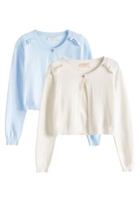 Két kardigán: az egyik világoskék, a másik fehér. Mindkettő kerek nyakkivágással, hosszú ujjakkal és gombos záródással rendelkezik, a vállakon fodros részletekkel.