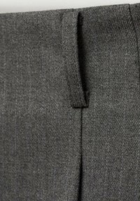 Tela gris oscuro con un fino patrón de rayas, que presenta una cinturilla y detalles de pliegues laterales. El material parece texturizado y tejido.