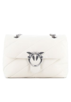 Borsa a tracolla in pelle bianca trapuntata con chiusura in metallo argentato, caratterizzata da due dettagli a forma di uccello e una tracolla a catena. Forma rettangolare, texture morbida.