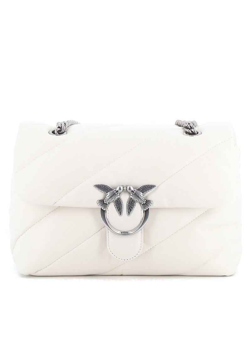Borsa a tracolla in pelle bianca trapuntata con chiusura in metallo argentato, caratterizzata da due dettagli a forma di uccello e una tracolla a catena. Forma rettangolare, texture morbida.