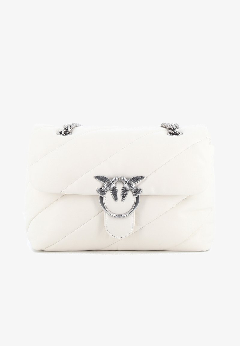 Borsa a tracolla in pelle bianca trapuntata con chiusura in metallo argentato, caratterizzata da due dettagli a forma di uccello e una tracolla a catena. Forma rettangolare, texture morbida.