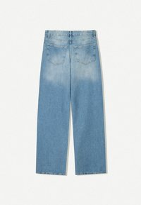 Vaaleansiniset leveälahkeiset farkut, joissa on kaksi takataskua ja haalistunut pinta, esitetty takaapäin.