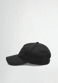 Căciulă de baseball neagră cu o borcă, material texturat, detaliu brodat cu logo și curea ajustabilă în spate. Vedere laterală prezentată.