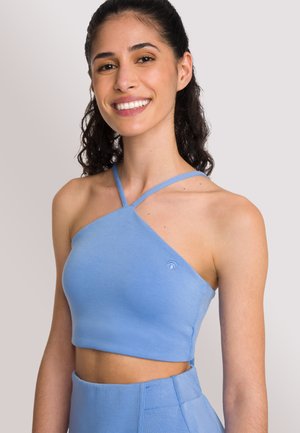 Lichtblauw cropped top met een asymmetrisch ontwerp en spaghettibandjes. Zachte stof met een subtiele glans en een klein logo-detail op de borst.