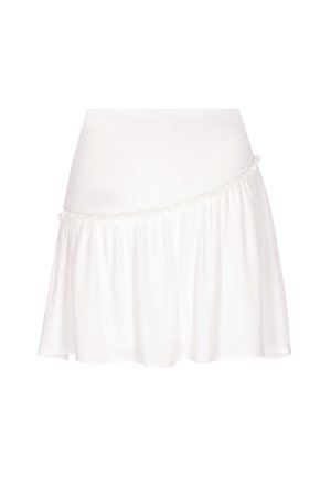 Biała asymetryczna mini spódnica z marszczonym, falbaniastym dołem oraz gładkim, dopasowanym pasem, na jednolitym tle.