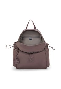 Sac à dos en nylon violet avec un dessus à cordon de serrage, une poche zippée à l'avant et un porte-clés avec logo. L'intérieur comprend une poche zippée et une doublure lisse.