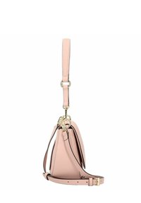 Borsa a tracolla in pelle rosa chiaro con forma triangolare, dotata di una sottile tracolla e dettagli in metallo dorato. Superficie spessa e texture ricca.