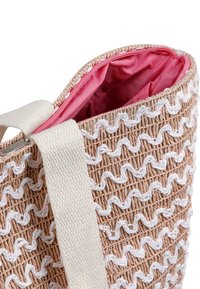Geflochtene Strohtasche mit einer pinken Innenausstattung, die ein strukturiertes Muster und weiße Akzente aufweist. Die Griffe sind aus robustem Stoff gefertigt, um Stabilität zu gewährleisten.