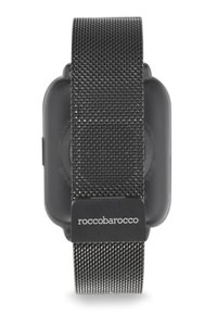 Juodas laikrodis su stačiakampiu korpusu, tinkline medžiagos apyranke ir metaliniu sagtimi, ant kurios sidabru įspaustas prekės ženklas "roccobarocco".
