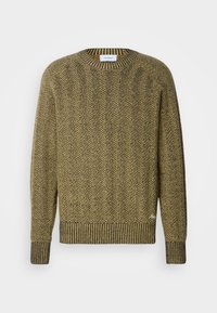 Sweter oliwkowozielony, wzór jodełki, prążkowany okrągły dekolt i rękawy, fakturowany dzianinowy materiał, z logo umieszczonym u dołu po lewej stronie.