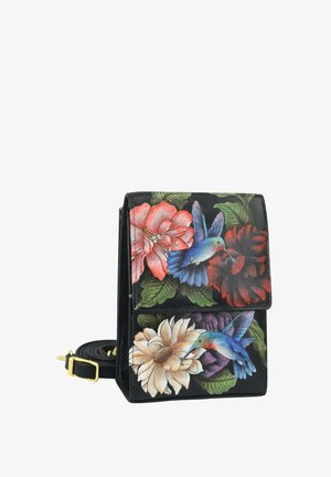 Zwarte leren tas met bloemen- en kolibristrijken, met een gestructureerde vorm, klepluiting en verstelbare schouderriem.