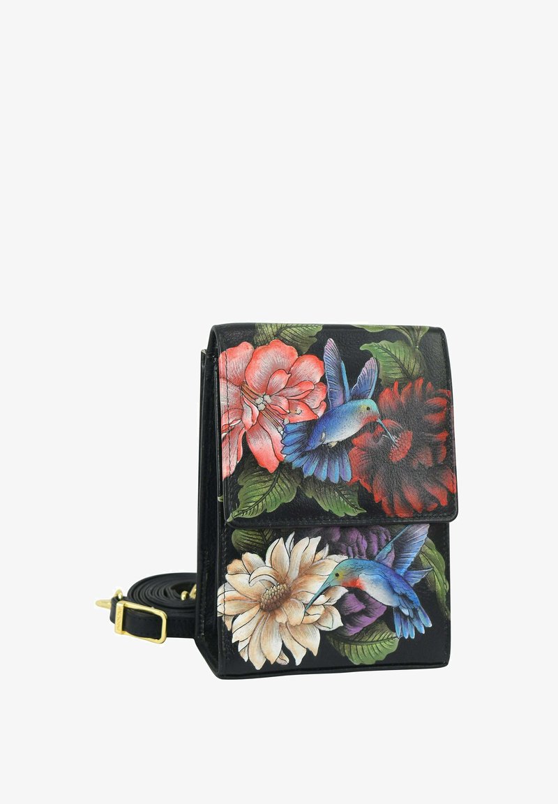 Zwarte leren tas met bloemen- en kolibristrijken, met een gestructureerde vorm, klepluiting en verstelbare schouderriem.