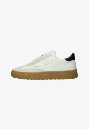 Weißer Sneaker mit einem Obermaterial aus Wildleder und Leder, grauen Akzenten, durch perforierte Details, schwarzem Fersenstück und strukturierter Gummisohle.