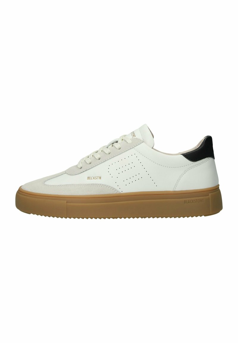 Sneaker bianca con tomaia in suede e pelle, dettagli grigi, particolare perforato, contro tallone nero e suola in gomma testurizzata color gomma.
