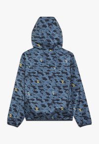 Kapuzenjacke mit blauen Wellenmustern und kleinen Illustrationen von gelben und roten Surfboards, von hinten auf einem weißen Hintergrund gezeigt.