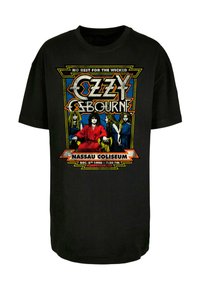 Svart t-skjorte med et fargerikt grafisk trykk av Ozzy Osbourne, med historiske konsertopplysninger. Laget av bomull, løs passform.