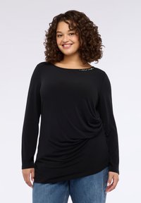 Czarna bluzka z długim rękawem i okrągłym dekoltem, z marszczoną fakturą w talii oraz ozdobnym koralikowym akcentem na ramieniu.