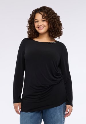 Czarna bluzka z długim rękawem i okrągłym dekoltem, z marszczoną fakturą w talii oraz ozdobnym koralikowym akcentem na ramieniu.