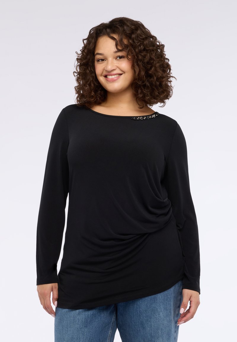 Czarna bluzka z długim rękawem i okrągłym dekoltem, z marszczoną fakturą w talii oraz ozdobnym koralikowym akcentem na ramieniu.