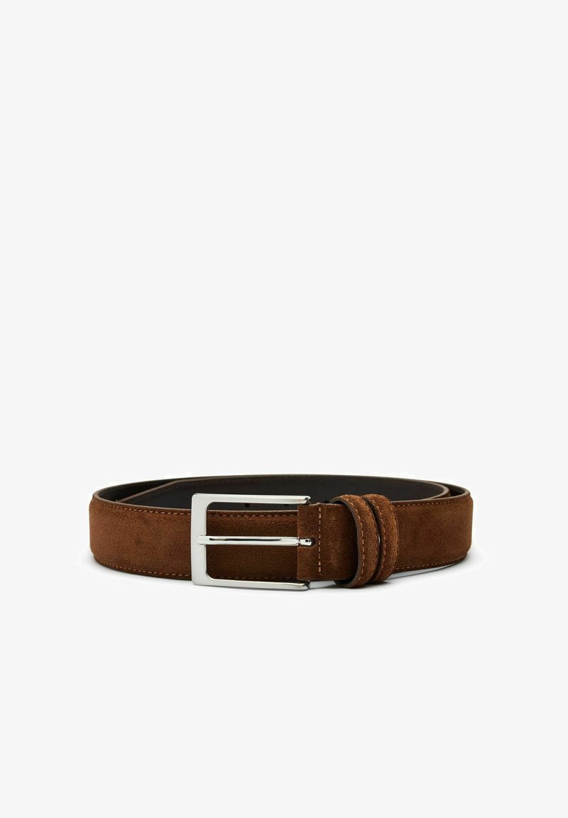 Brun mocka bälte med en spänne i silvermetal och subtila sömnadsdetaljer, designat med en slät yta och klassisk form.