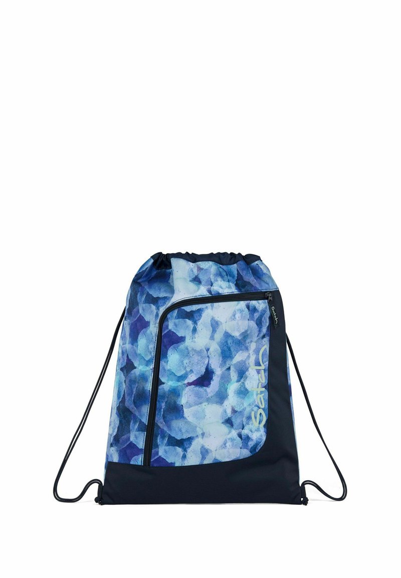 Zugband-Rucksack in Blautönen mit geometrischem Muster, ausgestattet mit einer Reißverschlusstasche, aus strapazierfähigem Stoff mit schwarzen Akzenten.