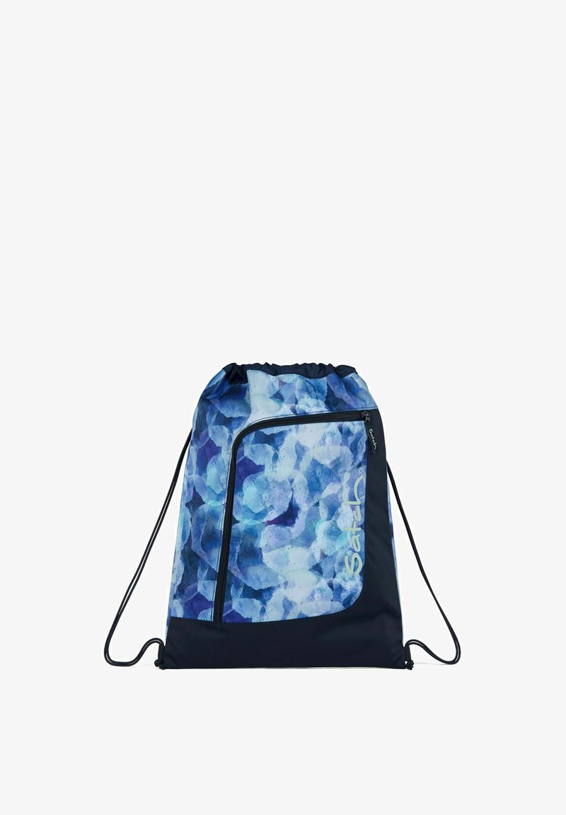 Zugband-Rucksack in Blautönen mit geometrischem Muster, ausgestattet mit einer Reißverschlusstasche, aus strapazierfähigem Stoff mit schwarzen Akzenten.