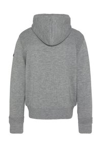 Szara bluza z kapturem o fakturowanym wzorze, wyposażona w duży kaptur, ściągacze na rękawach oraz prosty wzór dzianiny na całym materiale.