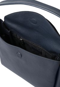 Geantă din piele texturată de culoare albastru închis, cu clapetă magnetică, mânere superioare și un buzunar interior cu fermoar negru.