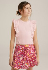 Rosa ribbat topp med volangärmar i kombination med en flerfärgad blommig mönstrad kjol, som har knytmidja och lagerdesign.