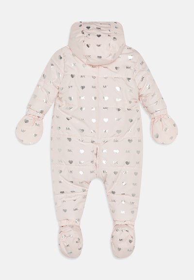 Combinaison de neige matelassée rose clair avec des motifs en forme de cœur argentés, capuche, gants et couvre-pieds, présentant un tissu matelassé et des poignets élastiques.