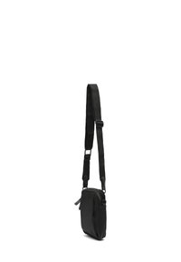 Borsa a tracolla nera realizzata in materiale liscio, con scomparto principale con zip, cinturino regolabile e design minimalista.