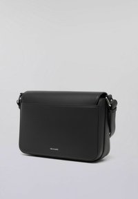 Borsa a tracolla nera in pelle con un design elegante, dotata di chiusura a patta e dettagli in metallo argentato. Logo del marchio impresso nella parte anteriore.