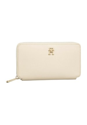 Cremfarbener Reißverschluss-Wallet aus glattem Leder. Hat ein goldenes Logo und Nähte, mit einer schlanken rechteckigen Form.