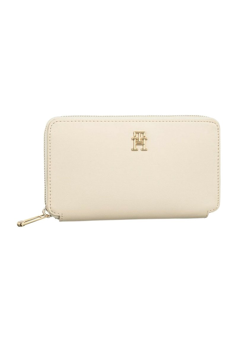 Cremfarbener Reißverschluss-Wallet aus glattem Leder. Hat ein goldenes Logo und Nähte, mit einer schlanken rechteckigen Form.