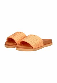 Geweven schuifsandalen van zacht oranje materiaal, met een brede band met een gevlochten textuur en een platte rubberen zool.