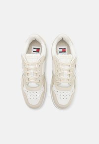 Tommy Jeans RETRO BASKET ESS - Joggesko - beige