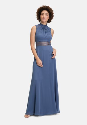 Longue robe de soirée bleue avec un col montant plissé, un corsage ajusté et une bande texturée contrastante à la taille. Tissu lisse et fluide.