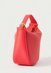 Korallfarbene Lederhandtasche mit strukturierter Oberfläche, ausgestattet mit einem kurzen Griff und Reißverschluss, kompakte dreieckige Form und goldfarbene Beschläge.