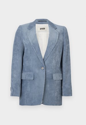 Blazer azul de veludo cotelê com lapelas em bico, fecho de um botão, dois bolsos frontais e mangas compridas. Textura suave com padrão canelado.