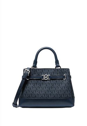 Sac à main Michael Kors bleu marine avec poignées sur le dessus, bandoulière ajustable et motif du logo MK répétitif sur le corps en tissu.