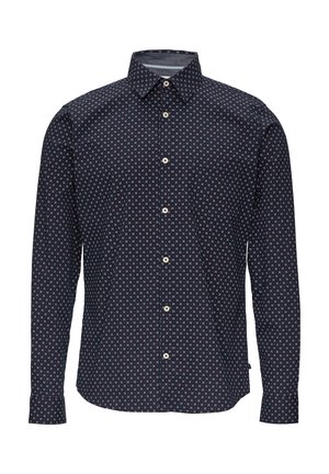 Navyblaues Hemd mit umschlagbarem Kragen, das ein sich wiederholendes geometrisches Muster in Weiß und Rot aufweist. Hergestellt aus glattem Stoff mit langen Ärmeln.