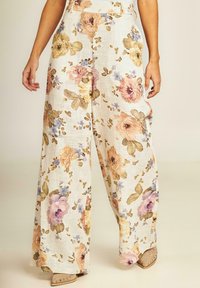 Bloemrijke wijde broek van lichtgewicht stof, met pastelrozen en groene bladeren op een lichte achtergrond, voorzien van een fitted taille en verborgen sluiting.