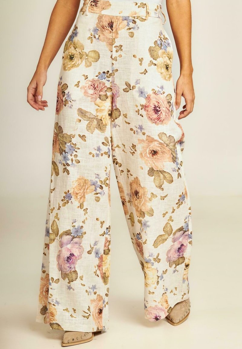 Bloemrijke wijde broek van lichtgewicht stof, met pastelrozen en groene bladeren op een lichte achtergrond, voorzien van een fitted taille en verborgen sluiting.