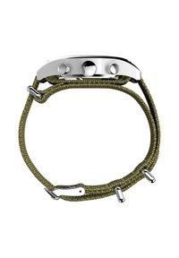 Montre au boîtier argenté avec deux poussoirs, bracelet en tissu vert olive et accents métalliques. Le bracelet présente une texture tissée et un fermoir sécurisé.