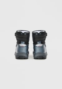 Sötétszürke vízálló boots, párnázott, rugalmas fekete felsőrésszel, plüss béléssel és textúrázott fekete talppal. Pánttal állítható.