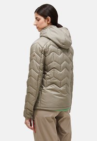 Gevoerde jas in lichtbeige met een chevronpatroon, voorzien van een capuchon en een gladde, glanzende textuur. Zichtbare stikseldetails.