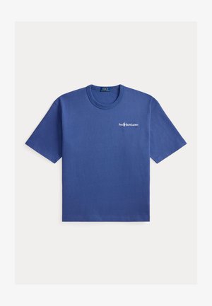 Modré bavlnené tričko s krátkymi rukávmi a okrúhlym výstrihom. Na ľavej strane hrudníka je malé biele logo. Hladká textúra, klasický strih.
