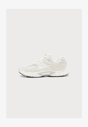 Biely bežecký topánka Nike so sieťovinovými panelmi, odpruženou podrážkou a logom na boku, zobrazená v pravom bočnom profile.