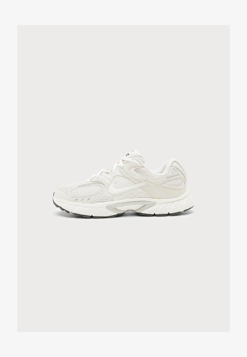 Λευκό αθλητικό παπούτσι Nike με πάνελ από πλέγμα, μαλακή σόλα και λογότυπο στο πλευρό, εμφανιζόμενο σε προφίλ δεξιάς πλευράς.