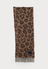 Écharpe à imprimé léopard en tissu doux, dans des nuances de marron avec des accents noirs. Présente des détails en frange et une étiquette de marque en bas.
